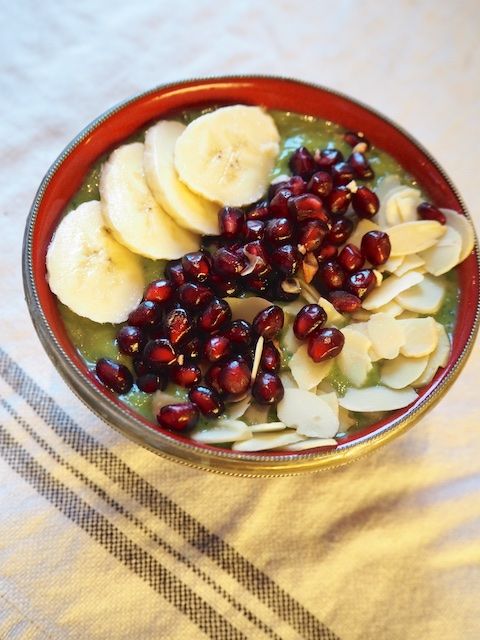 Smoothie bowl med granateplefrø, mandler og banan